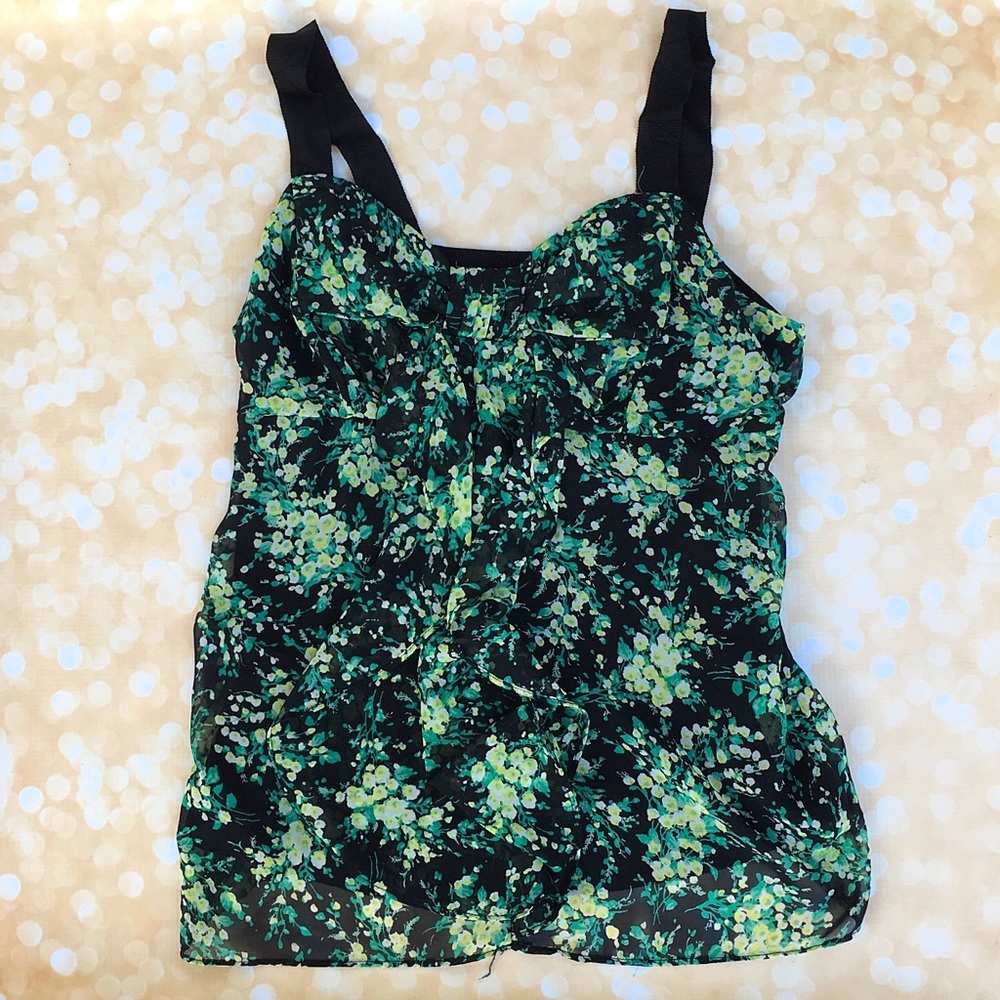 🦄 Lovely green floral tank top!